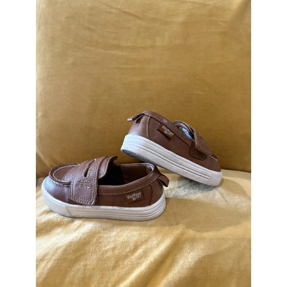 Oshkosh B'Gosh Sail hook and loop shoes Brown size 6